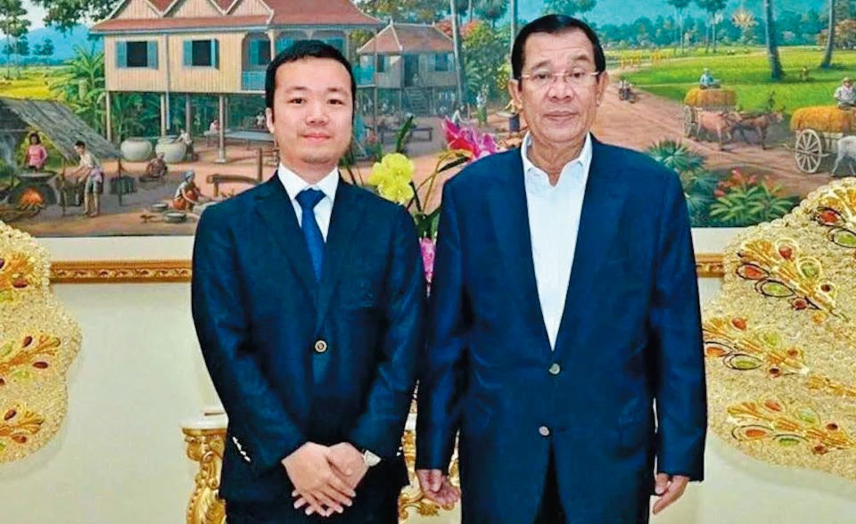 陳志(左)與柬埔寨前總理洪森(右)關係密切,二○二○年陳志擔任洪森的顧問。 陳志(左)與柬埔寨前總理洪森(右)關係密切,二○二○年陳志擔任洪森的顧問。