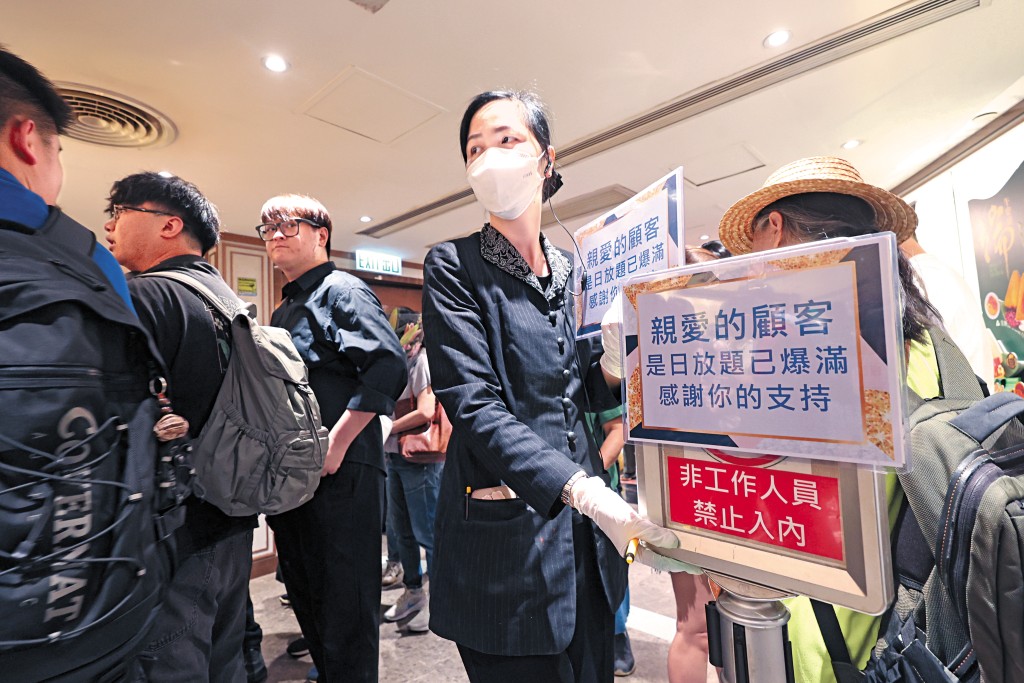 旺角雅蘭稻香分店職員稱,放題晚上八時半開始,但每晚七時起,已有食客排隊等拿票,大部分日子都爆場。 旺角雅蘭稻香分店職員稱,放題晚上八時半開始,但每晚七時起,已有食客排隊等拿票,大部分日子都爆場。