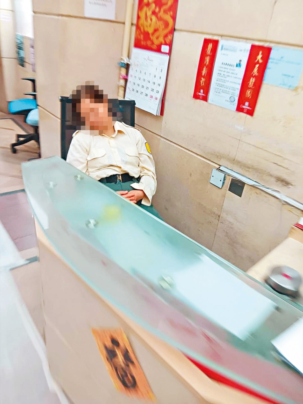 同樣由「港深」管理的土瓜灣偉恒昌新邨恒景閣屋苑，有居民指保安員經常睡覺；大廈外牆有瓦仔剝落(下)，物管也不理會。