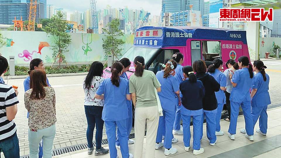 香港護士協會為慶祝國際護士節，每逢五月都會安排雪糕車出動，到多間醫院向護士派雪糕。