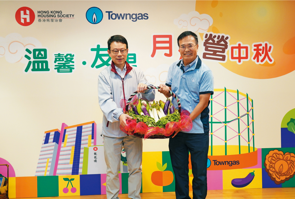 煤氣公司常務董事黃維義(右)送上慈善農耕樂所種的新鮮蔬菜予房協行政總裁兼執行總幹事陳欽勉,呼應健康飲食的活動主題。 煤氣公司常務董事黃維義(右)送上慈善農耕樂所種的新鮮蔬菜予房協行政總裁兼執行總幹事陳欽勉,呼應健康飲食的活動主題。