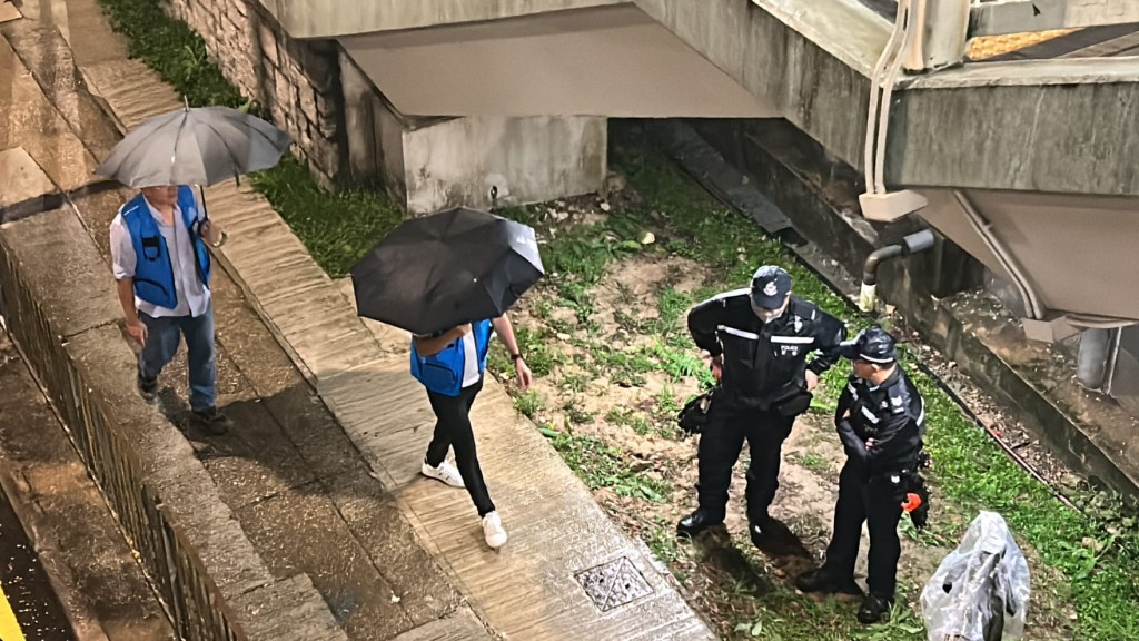 赤柱監獄外早有記者守候,傳媒聯絡隊人員亦於差不同時間到場協調,現場有軍裝警員協助維持秩序。 赤柱監獄外早有記者守候,傳媒聯絡隊人員亦於差不同時間到場協調,現場有軍裝警員協助維持秩序。