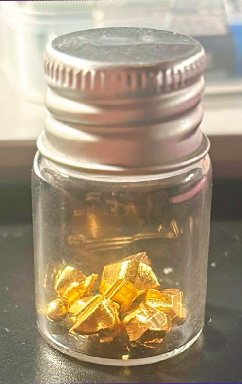 有客人八月開始買「邊角料」, 每粒約一千至三千元,實行用平均成本法儲金。 有客人八月開始買「邊角料」, 每粒約一千至三千元,實行用平均成本法儲金。