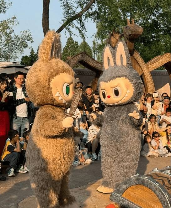 泡泡瑪特今日股價最多升近3%至195.7元，創11月28日以來最大單日升幅，收報193.4元，升1.6%。