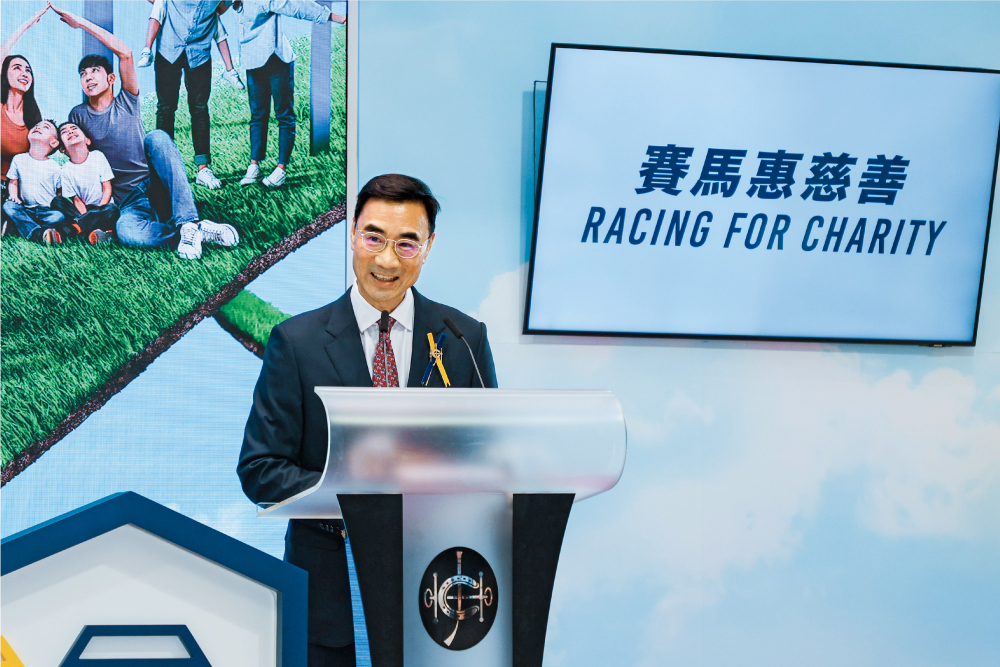 馬會主席利子厚表示馬會很高興宣佈透過「賽馬會躍見新生活」全方位協助居住於過渡性房屋的家庭，同時為響應行政長官《施政報告》的精準扶貧策略，出一分力。