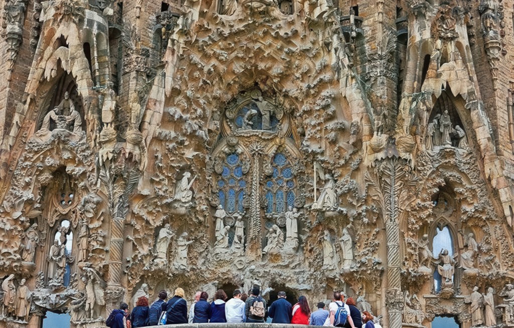 聖家堂的「誕生立面」以耶穌誕生為主題，雕刻非常複雜細膩，就連畫家達利（上圖）亦曾讚賞設計擁有「令人生畏和可以玩味之美」。