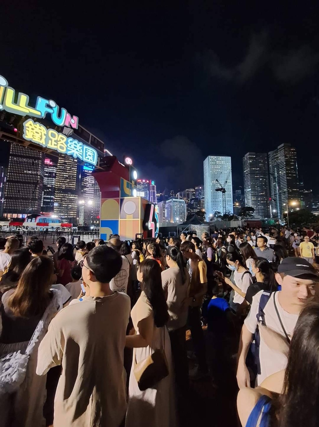 今晚原定8：30截龍，但由於塲內人數眾多，港鐵提早截龍。