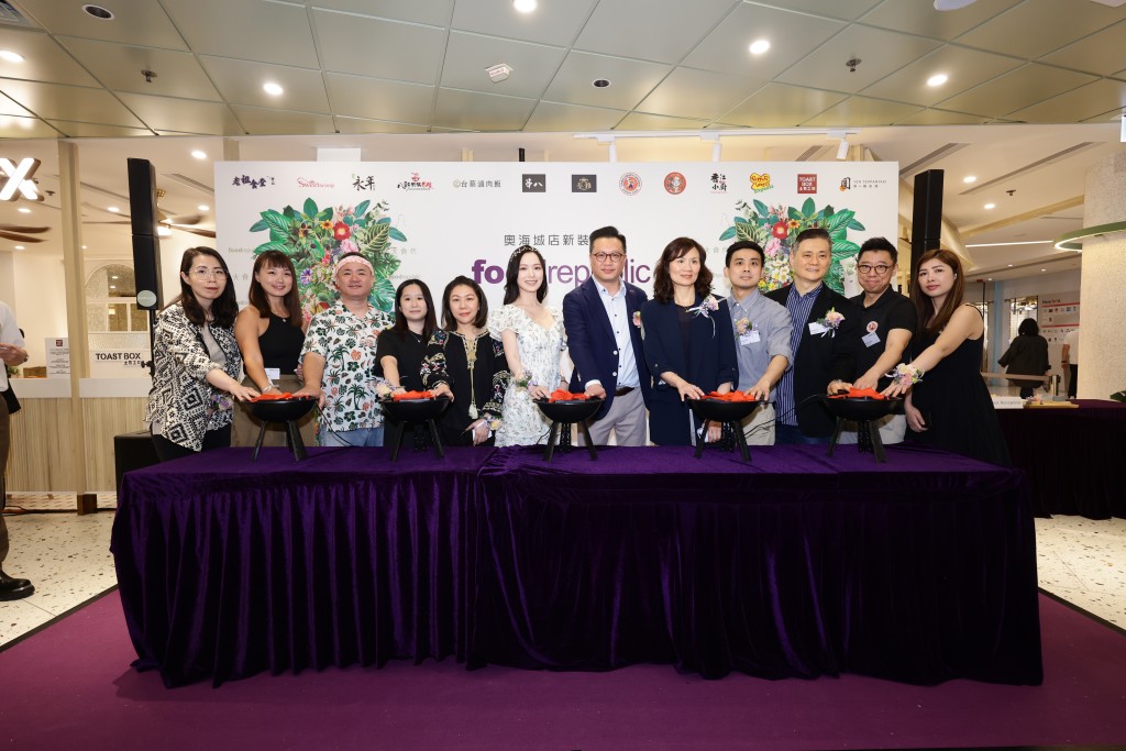 Food Republic 奧海城分店開幕儀式(圖中左至右:Pepper Lunch Phoebe So (小姐) 、永年士多 Carol、沖繩二段料理 Hiro San、泰雅 Gloria 、八彩銅鍋米線 Ashley Li、藝人馮盈盈、大食代區域總經理(香港、南中國及台灣)王兆麟、信和集團租務部-副總經理-Ms Elaine、台蔡滷肉飯 Sam 、串八拉麵蛋包飯 Ringo 、Chicken Chiko Jimmy Shim 、香江小廚 林小燕 。