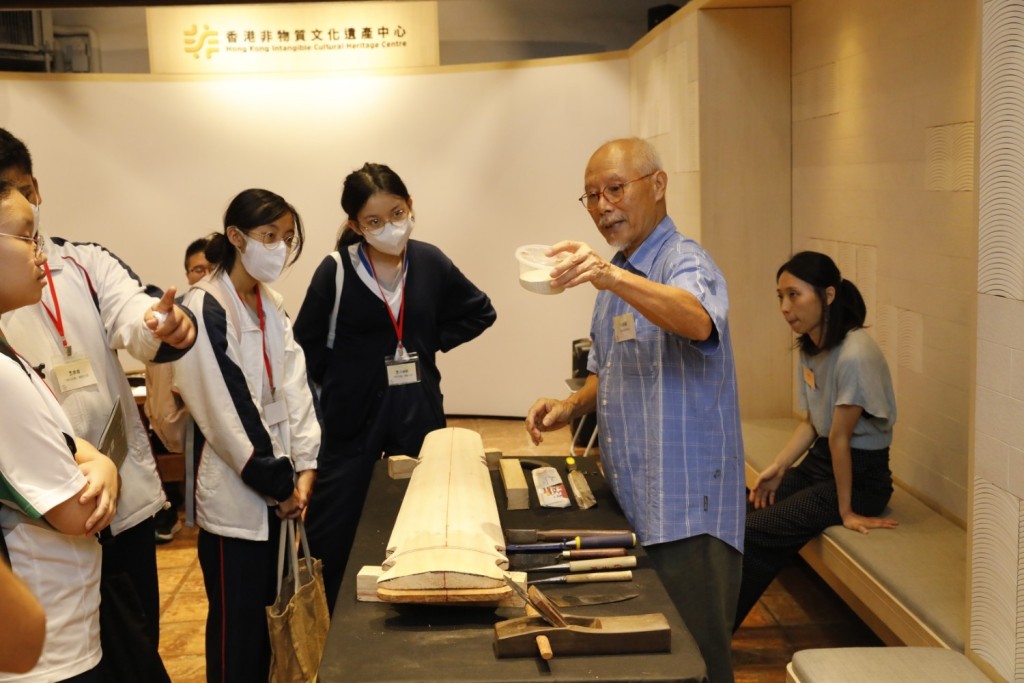 古琴製作,傳統上稱為「斲琴」,一刀一鑿皆見匠心。在深水埗路線中能親眼見證這門技藝,機會難得。 古琴製作,傳統上稱為「斲琴」,一刀一鑿皆見匠心。在深水埗路線中能親眼見證這門技藝,機會難得。