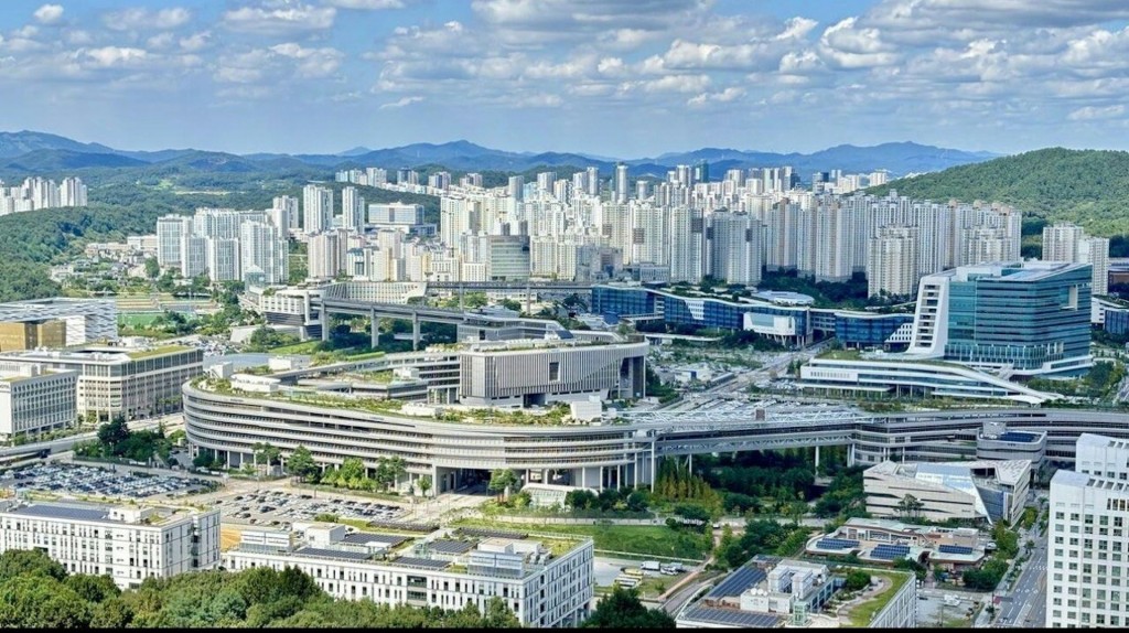 一二年起,南韓多個政府部門已搬至世宗市辦公,但發展緩慢,只有三十餘萬人口,道路冷冷清清。 一二年起,南韓多個政府部門已搬至世宗市辦公,但發展緩慢,只有三十餘萬人口,道路冷冷清清。