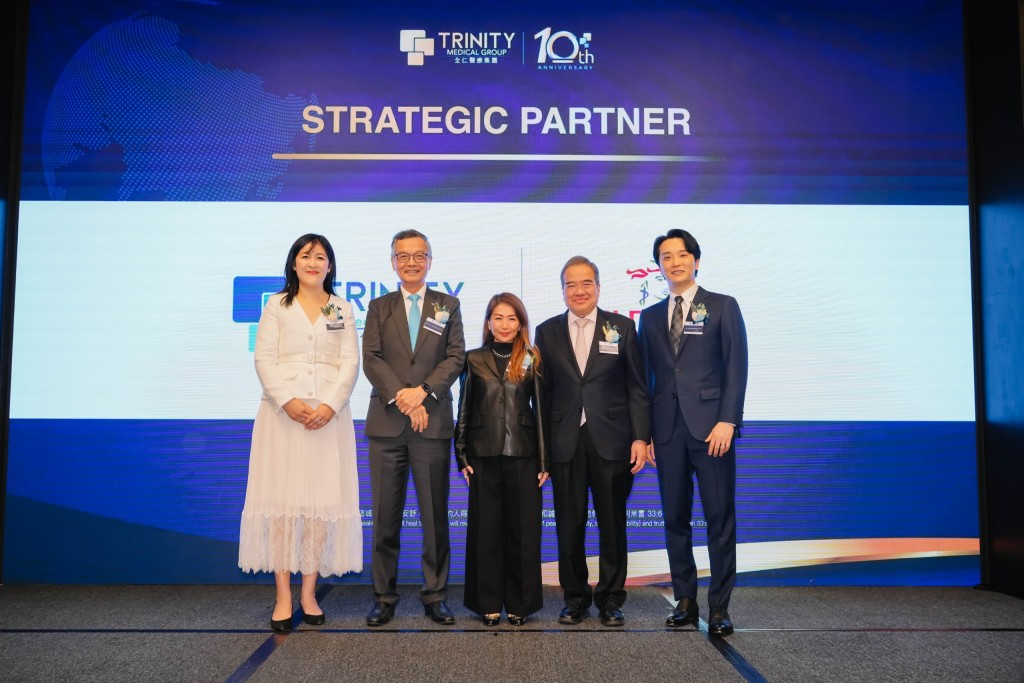 全仁醫療與保誠保險達成戰略合作協議，保誠保險首席客務營運及健康保障業務總監歐陽佩玲（中）出席慶典。