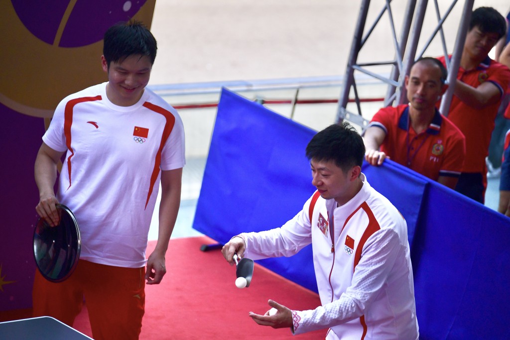 大會安排馬龍及樊振東用鑊鏟、鑊蓋、托盤打乒乓球。
