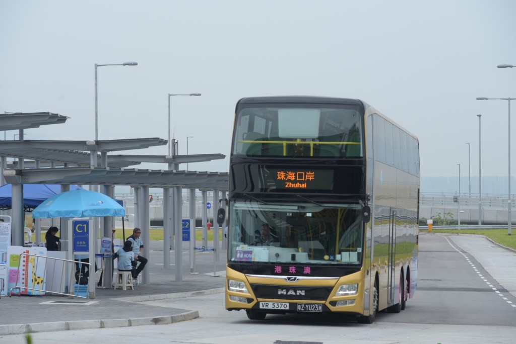 加密港珠澳大橋金巴及皇崗穿梭巴士班次，並增發跨境直通巴士配額。