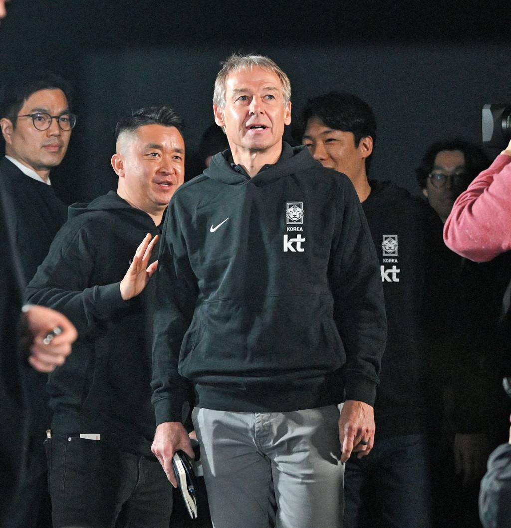 德國名宿奇連士文獲聘任時已明言只會「遙距操控」,結果南韓在當年的亞洲盃四強止步。 德國名宿奇連士文獲聘任時已明言只會「遙距操控」,結果南韓在當年的亞洲盃四強止步。