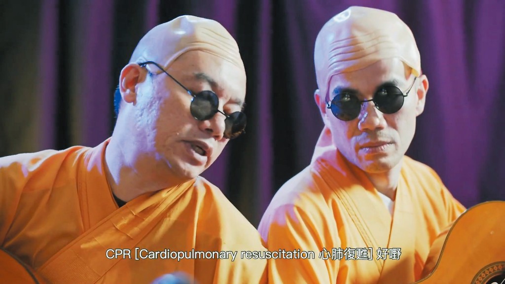 蕭粵中曾扮演電影《少林足球》中的夢遺大師,彈結他唱歌,推廣急救嬰兒的心肺復甦法。 蕭粵中曾扮演電影《少林足球》中的夢遺大師,彈結他唱歌,推廣急救嬰兒的心肺復甦法。