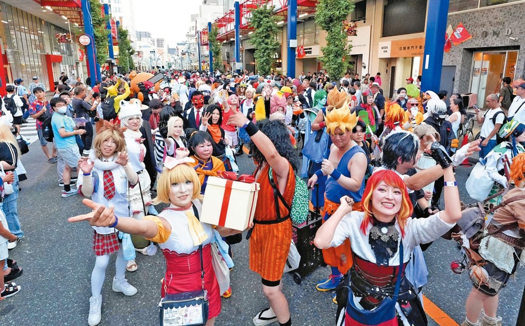 大批Cosplayer以不同扮相在名古屋商店街巡遊狂呼,吸引不少遊客圍觀,同時亦帶動商舖生意。 大批Cosplayer以不同扮相在名古屋商店街巡遊狂呼,吸引不少遊客圍觀,同時亦帶動商舖生意。