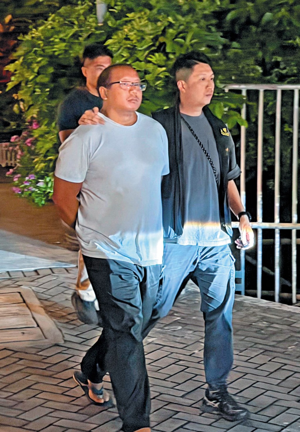 曾偉邦及其伴侶上周二涉嫌疏忽照顧兒童被捕。 曾偉邦及其伴侶上周二涉嫌疏忽照顧兒童被捕。