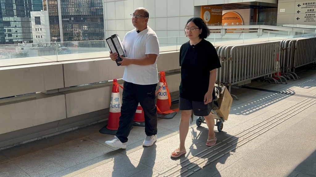兩人帶同大批文件到庭。 兩人帶同大批文件到庭。