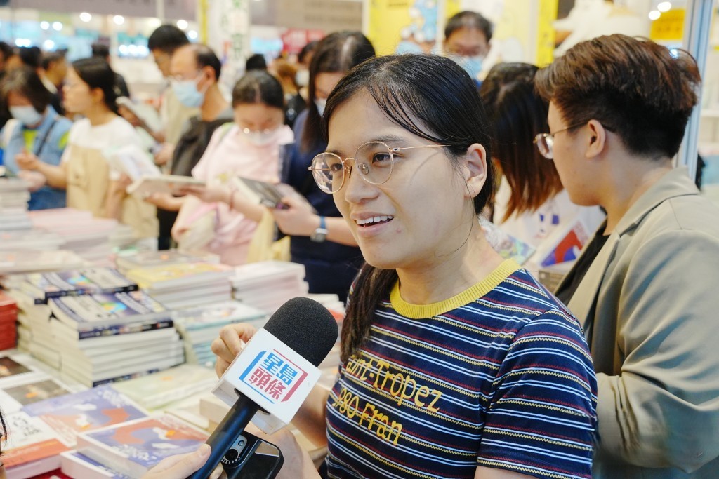 徐女士帶同兩個女兒到書展，她指主要想買歷史書，希望教會女兒更多相關知識