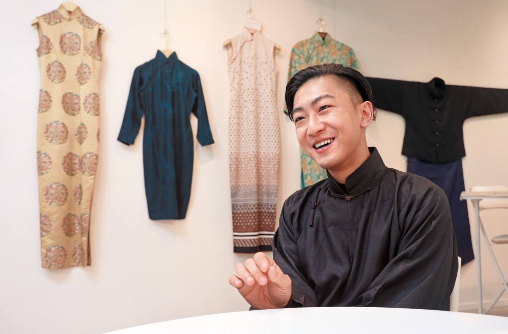 吳國禧介紹，長衫款式結構看似簡潔，其實內藏的工序更為講究，甚考裁縫造詣。
