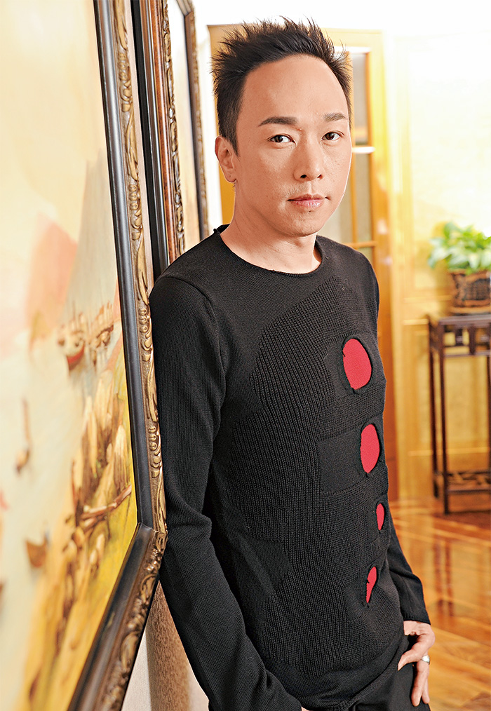 近三年未有現身社交平台的黃家強，怒斥肥媽︰「我哥哥雖然走了，我還活生生的，怎麼可以這樣不尊重人。」暗示肥媽搏出位。