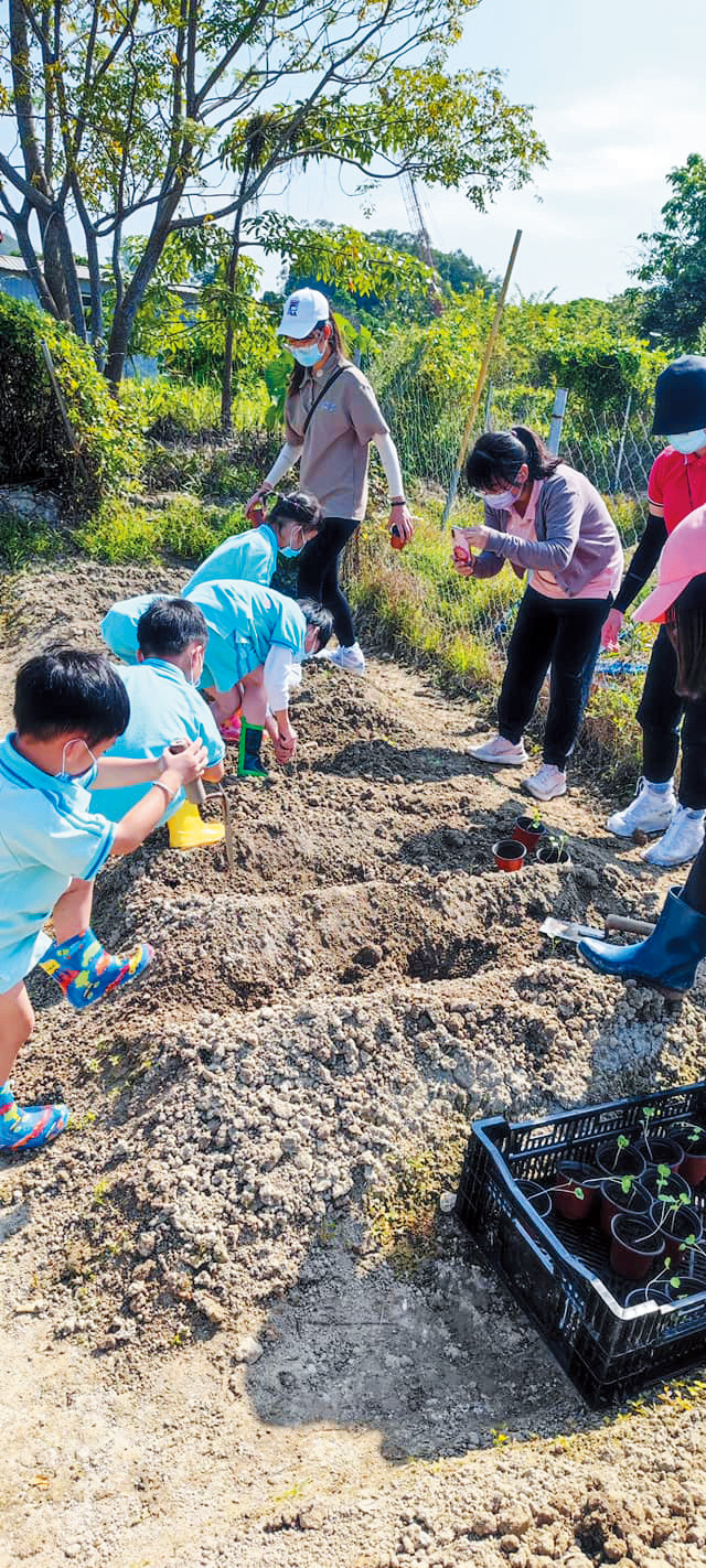 農場不時舉辦農耕活動,讓學生體驗務農生活。 農場不時舉辦農耕活動,讓學生體驗務農生活。