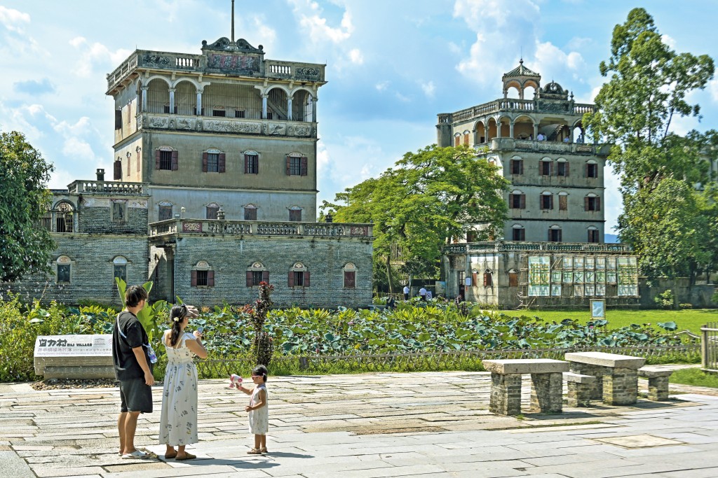 在電影效應下開平碉樓進入人們眼球,吸引不少外省人遠道而來。 在電影效應下開平碉樓進入人們眼球,吸引不少外省人遠道而來。