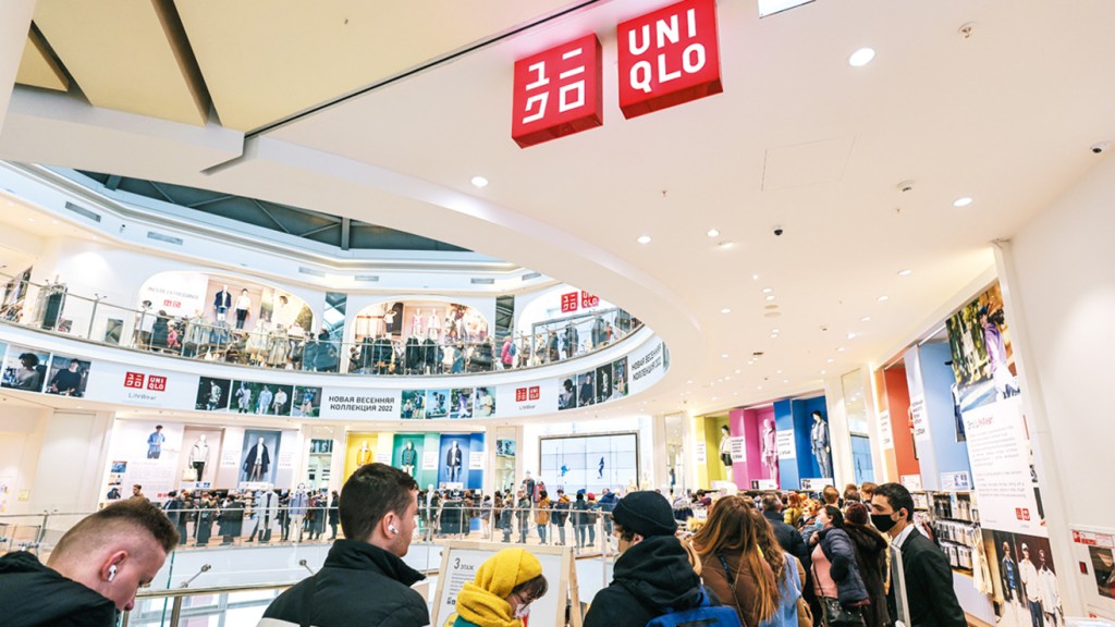 Uniqlo母公司迅銷受惠日圓貶值，海外匯兌收入帶動公司盈利大升，成為外資愛股之一。