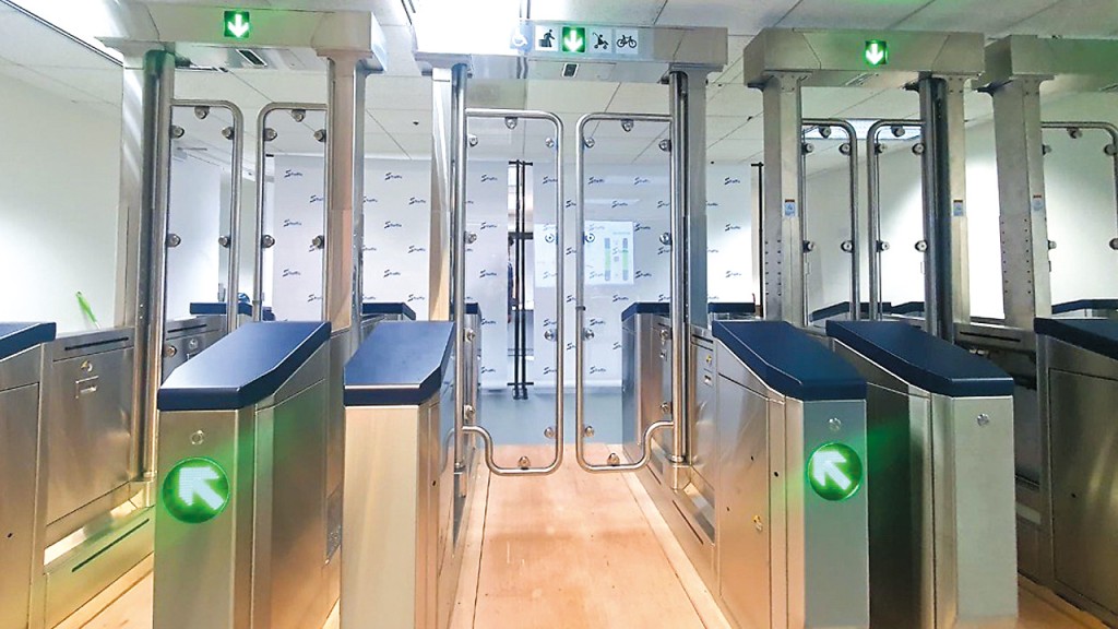 紐約大都會運輸署(MTA)將在二十個地鐵站安裝防逃票閘機。 紐約大都會運輸署(MTA)將在二十個地鐵站安裝防逃票閘機。