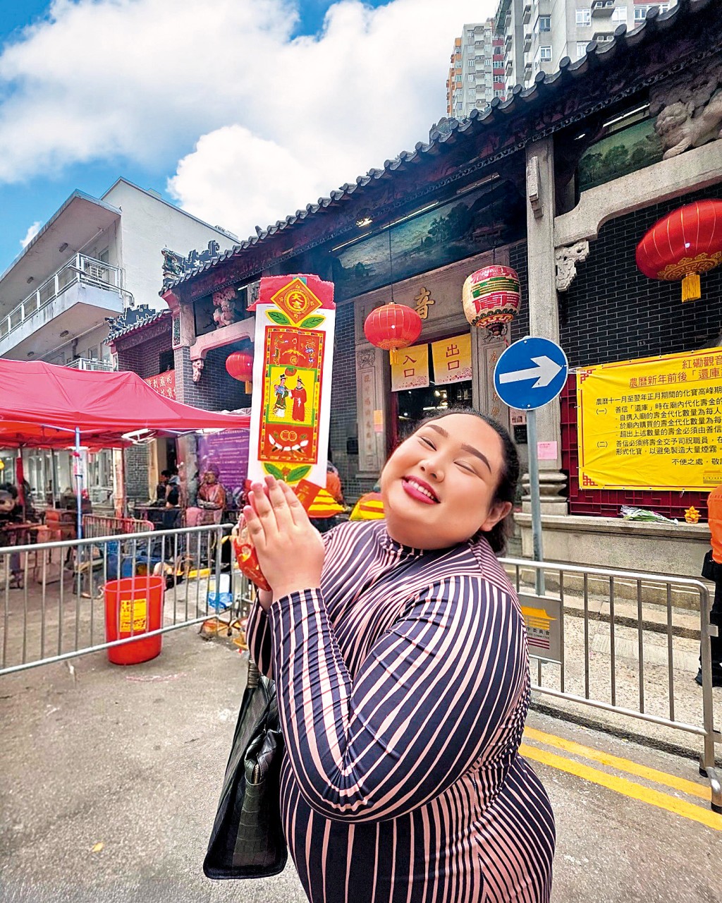 泰國美容網紅兼Juepakofficial的主理人查薩克．瑪哈他（Eclair），曾參與拍攝泰劇《我們的秘密》， 劇中她飾演 Susi Earn的經紀人亦常參拜香港廟宇。