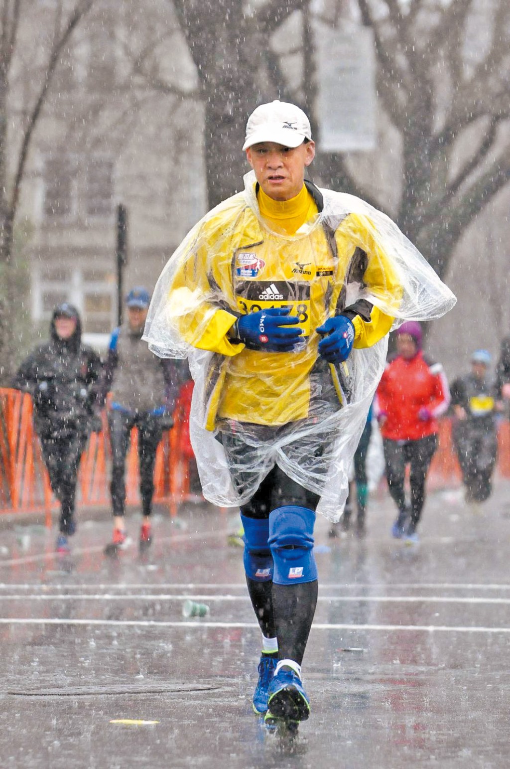 添Sir在一八年首度挑戰「世界六大馬拉松」,圖為他在波士頓賽事,遇上溫度急降接近零度的情況。 添Sir在一八年首度挑戰「世界六大馬拉松」,圖為他在波士頓賽事,遇上溫度急降接近零度的情況。