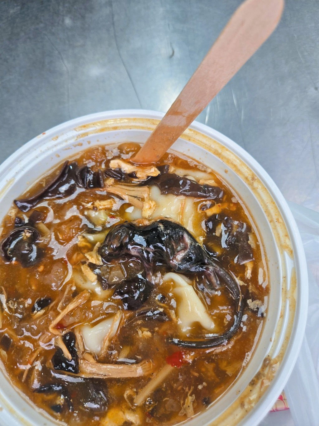 新蒲崗早前先後有食肆發生「老鼠酸辣湯」及「天花板降老鼠乾屍」（上圖）事件，引起街坊熱議。