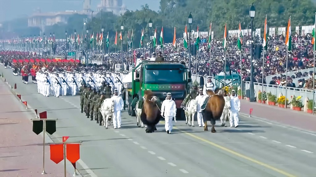 動物方隊由兩隻雙峰駱駝領軍。 動物方隊由兩隻雙峰駱駝領軍。