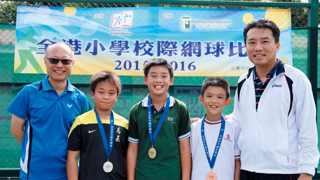黃澤林﹙中﹚五歲學網球，八、九歲已參加比賽，越級挑戰比他年長的哥哥姐姐。