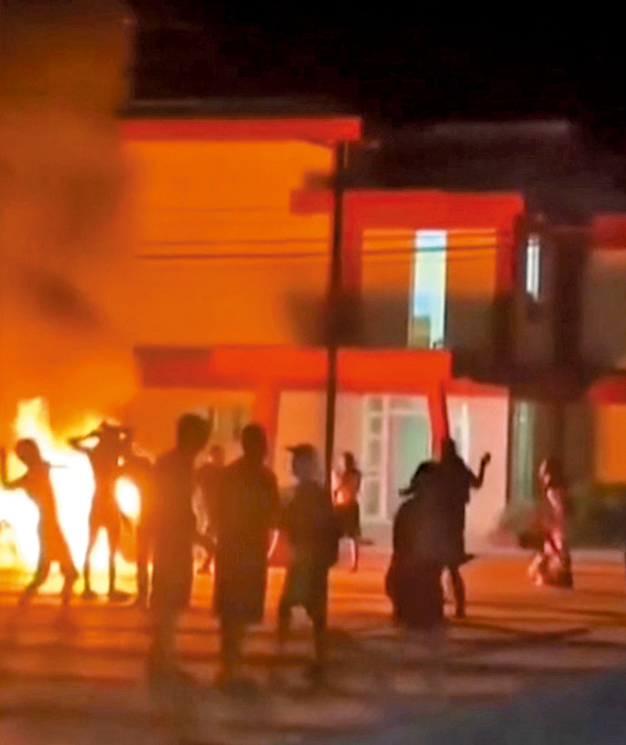 停電、物資缺乏、物價上升把古巴人推到崩潰邊緣,並以上街抗議縱火宣洩對政府的不滿。 停電、物資缺乏、物價上升把古巴人推到崩潰邊緣,並以上街抗議縱火宣洩對政府的不滿。