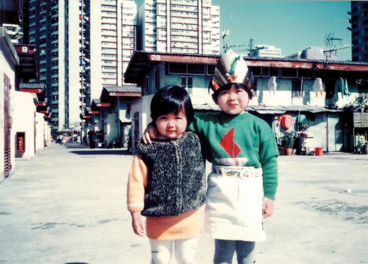 植潔鈴（左）自小在柴灣區長大，圖中與姊姊合照。
