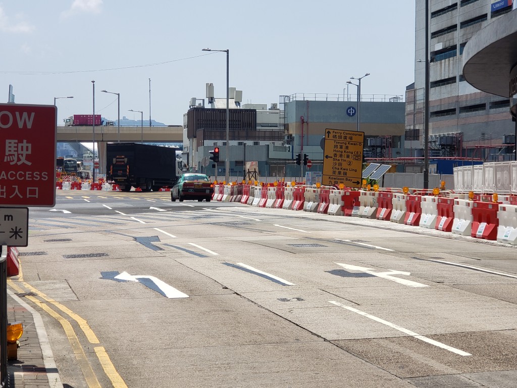 開源道和偉業街十字路口,已恢復3線行車 開源道和偉業街十字路口,已恢復3線行車