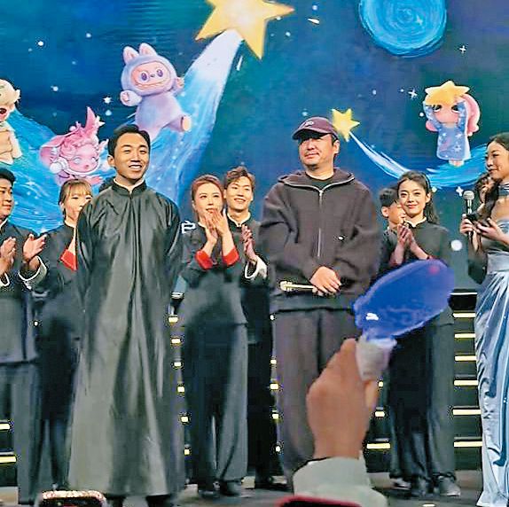 泡泡瑪特周年年會,有多名內地明星表演助陣,王寧更表演詠春拳。 泡泡瑪特周年年會,有多名內地明星表演助陣,王寧更表演詠春拳。