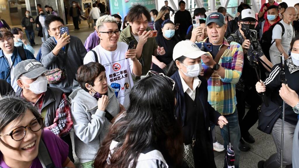 何太今日現身區域法院應訊，被幾十名市民圍堵拍攝，更有人不斷對何太叫罵