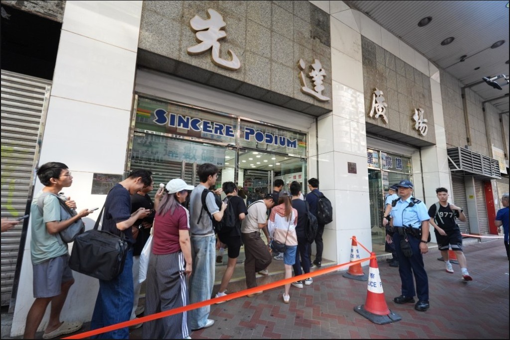 在iPhone Duo開賣首日，有大批市民到旺角先達廣場放機，有警員到場協助維持秩序以及進行人流管制。