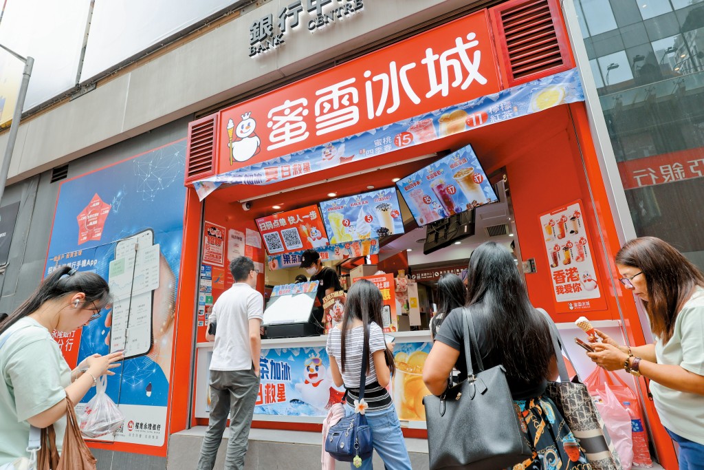 蜜雪冰城近年在茶飲之外積極布局新業務，早前曾傳公司正招聘主題樂園相關職位，近日又被指正拓展酒類業務。