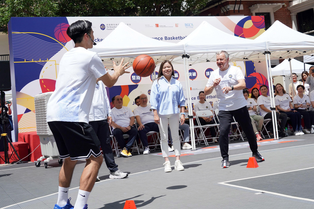 主禮嘉賓與本地籃球壇新星楊博文及曾湛元於計劃啟動禮上與青年人互動交流。