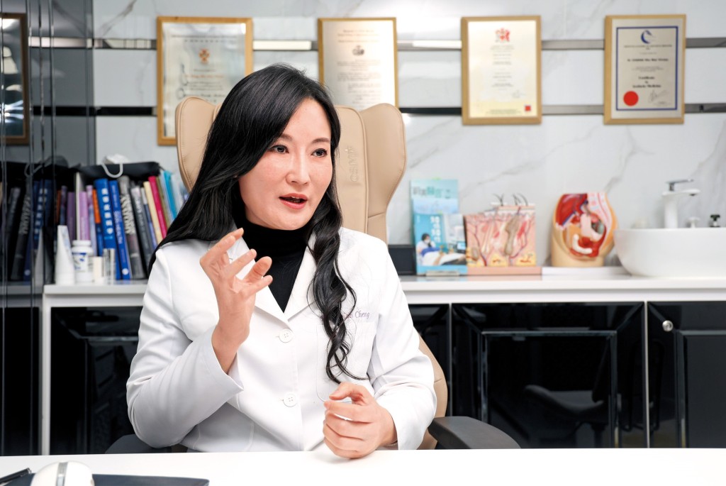 鄭曉蔚數年前發起「私密革命」，並與大學緊密合作，開創香港首個針對更年期女性的私密射頻臨床研究。