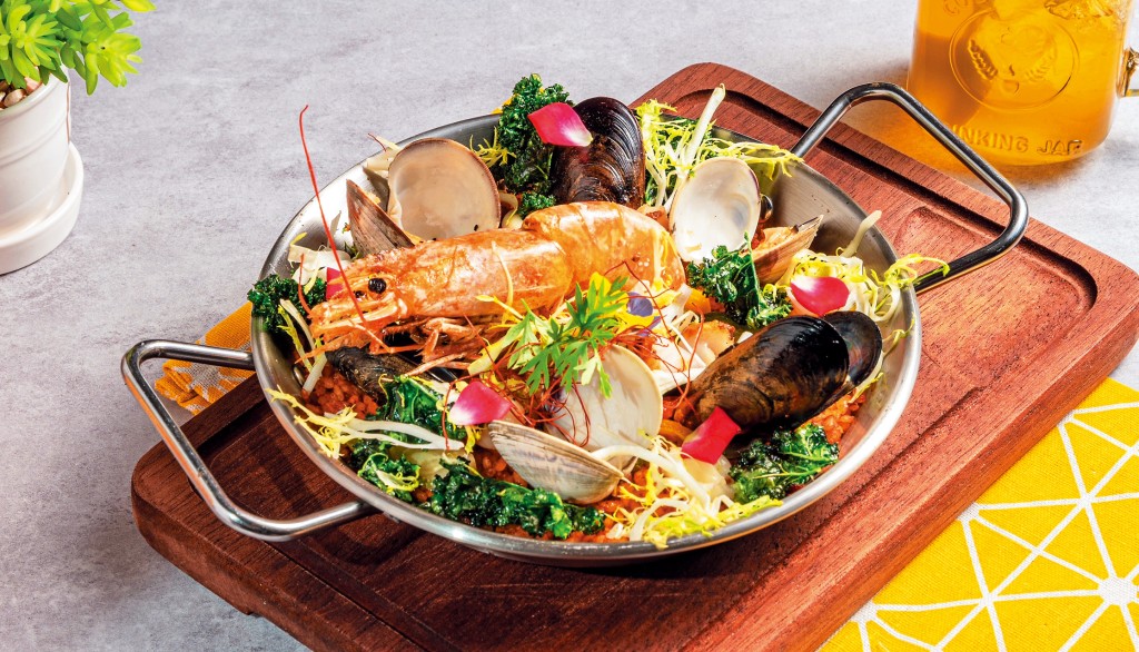 龍蝦汁海鮮鐵鍋燉飯 港幣158元 自製龍蝦汁令海鮮特別鮮美，以鐵鍋燉煮更原汁原味。