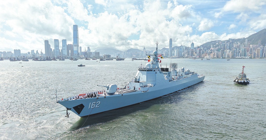 「南寧艦」屬中國自主研發、建造的○五二D型導彈驅逐艦,被譽為「中華神盾」。 「南寧艦」屬中國自主研發、建造的○五二D型導彈驅逐艦,被譽為「中華神盾」。