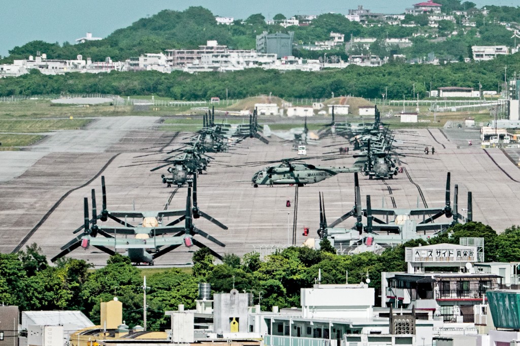 沖繩普天間基地坐落於人口密集的市區，附近居民長期備受飛機升降所發出的噪音困擾。