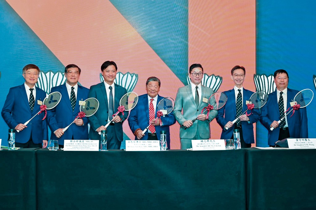 中國香港羽毛球總會不少董事會成員，都是孔教學院董事身份，包括湯恩佳（右）、及其兒子湯偉倫（左二）及劉嘉華（左一）等。