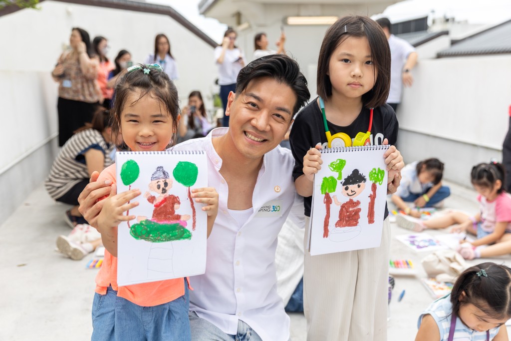 以「享樂行慈善基金會共同創辦人」身份出席活動的黎諾懿陪同小朋友於昂坪市集內一起愉快寫生。 以「享樂行慈善基金會共同創辦人」身份出席活動的黎諾懿陪同小朋友於昂坪市集內一起愉快寫生。