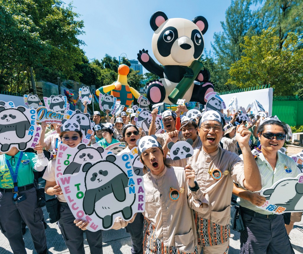 大熊貓安安、可可離開中國大熊貓保護研究中心都江堰基地，在九月二十六日抵達海洋公園，並獲得熱烈歡迎。