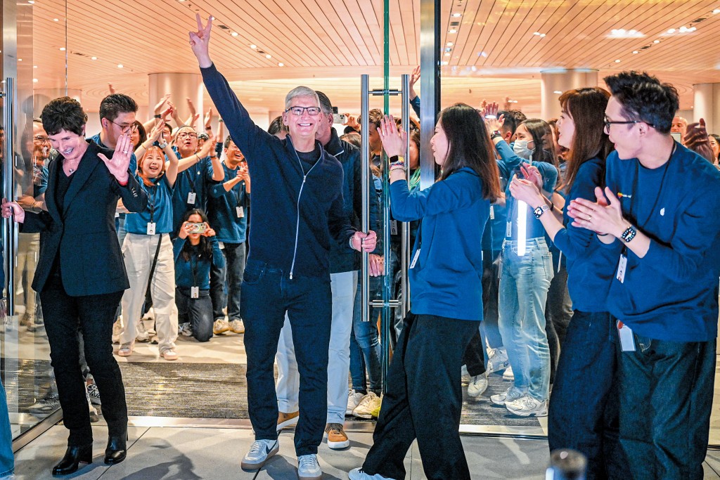 二四年三月，庫克出席上海蘋果旗艦店的開業儀式，他身旁的都是熱情的員工和蘋果忠粉。